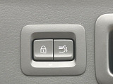 【パワーバックドア】スマートキーや運転席のボタンを押すだけでリアゲートが自動で開閉します!荷物を持っている時や、高い位置にあるバックドアを閉める際に便利な機能です♪