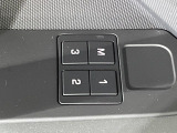 メモリー機能付フルパワーシート ドライバー三名までのシートポジションを記憶するメモリー機能付きのフルパワーシートを装備します。ご家族でのご使用をお考えの方にもぜひおすすめさせていただきます。