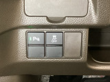 VSA装備車です。VSAはドライバーの操作と車の動きを見守っています。もし車の挙動が乱れたとき、4輪別々にブレーキをかけたり、エンジンパワーをしぼることによって車を安定させます。