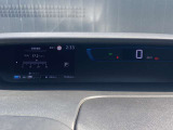スピードメーターはデジタル表示になります。車両状態や設定などが表示されます。