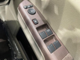 【電動格納ミラー】サイドミラーは電動格納式となっており、狭い駐車場でもキズがつくリスクを抑えられます。