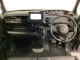車内は光触媒抗菌消臭施工済です。スタイリッシュなデザインでスポーティなインパネ周りを演出します。グローブボックスやカップホルダーのほかにトレーなどたくさんの収納スペースが付いています。