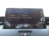センターパネルにスッキリと収まった純正オーディオです。お気に入りの音楽・ラジオを聴きながら楽しいドライブをお楽しみくださいね。