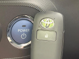 【スマートキー】カバンやポケットに入れたままでもドアの施錠・解錠が可能なスマートキーを装備。エンジンのオン・オフ時もカギを取り出す必要が無いからとっても便利です♪