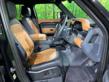 質感の高いシートでございます。使用感が出やすい運転席ですが、綺麗な状態を保っております。前席の状態は内装の状態を見る大きなポイントになると思いますので、是非一度、実際にご覧くださいませ。