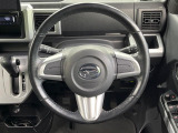 インテリアに合わせたデザインのステアリングは、運転される方のことも考え、運転しやすい形状、大きさです。是非一度、実際に触ってお確かめください。