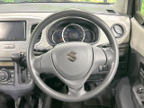 インテリアに合わせたデザインのステアリングは、運転される方のことも考え、運転しやすい形状、大きさです。是非一度、実際に触ってお確かめください。