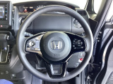 Hondaセンシング搭載ミリ波レーダーと単眼カメラで、クルマの前方の状況を認識。ブレーキやステアリングの制御技術と協調し、安心・快適な運転や事故回避を支援する先のシステムです