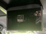 【フリップダウンモニター】大画面モニターで後席でもエンタメをお楽しみいただけます。小さなお子様にも大人気の装備です♪