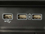 【USBポート】USBポートも装備されています、スマートフォンの充電やオーディオに連携も可能です、今や欠かせない装備の一つです!