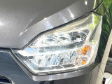 【LEDヘッドライト】悪天候や夜間走行時も良好な視界を確保し安心して運転できる高輝度LEDヘッドライトを装備!点灯速度が早く、消費電力も抑えられています。