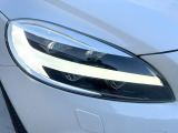 【LEDヘッドライト】明るく眩しいハイビームを先行車や対向車に照射しないオートハイビームを備えたLEDヘッドライト。北欧神話に登場するトールハンマーをモチーフにした、一目でボルボとわかるデザイン。