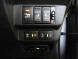 両側電動スライドドア。荷物で手が塞がる時など簡単にドアの開閉が出来ます。何より力いらずで開閉OK。女性やお年寄りにも優しい。電動機能はOFFにもできますから元気なお子様の駆け出しも安心。