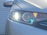 【LEDヘッドライト】悪天候や夜間走行時も良好な視界を確保し安心して運転できる高輝度LEDヘッドライトを装備!点灯速度が早く、消費電力も抑えられています。