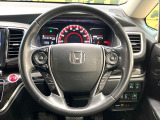 インテリアに合わせたデザインのステアリングは、運転される方のことも考え、運転しやすい形状、大きさです。是非一度、実際に触ってお確かめください。