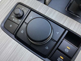 「MAZDAコネクト」コマンダー部 手元を見ることなく操作出来るように左手を自然に降ろした位置に設置。シンプルで使いやすく、機能を覚えやすいボタン配置になっています。