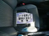 室内外はもちろん、シートを外してニオイの元となるフロアカーペットまで消臭・除菌を実施。中古車を気持ちよくお乗りいただけるクリーニングサービスです。詳細は販売店スタッフまでおたずねください。