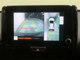パノラミックビューモニター搭載。カメラで車両周囲の状況を映し出すため、狭い場所での駐車などに役立ちます。