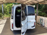 テールゲートは人が乗り降りする時のヨコ開きと、荷物を載せる時は通常のタテ開きの、2通りの開閉ができる、わくわくゲートです。