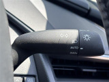 【オートライト(AUTO)】外の明るさをシステムが感知して、自動でヘッドライトが点灯します。ヘッドライトをつけ忘れを防ぐ便利機能です。