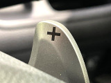 【パドルシフト】ハンドルから手を離さずに素早くシフトアップ&ダウンができるので、エンジンブレーキを使う下り坂や高速道路の合流で加速したい場面で役立ちます。