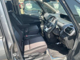 ◆前面ドア運転席◆ドアの開口が広く乗降ラクラク。シートの幅も広く運転していてもストレスを感じません。足元も広く快適なドライブを演出してくれます。