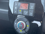【オートエアコン】一度お好みの温度に設定すれば、車内の温度を検知し風量や温度を自動で調整。暑い&hellip;寒い&hellip;と何度もスイッチ操作をする必要はありません。快適な車内空間には必須の機能ですね♪