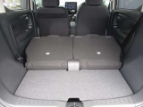 お荷物の量や乗車人数に合わせて使えるリヤシートは、ご覧のように倒すことが出来ますので便利です。