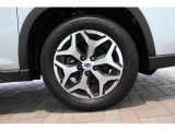 タイヤサイズは225/60R17 純正アルミホイール装着です!