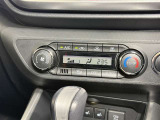 【オートエアコン】「AUTO」スイッチを押すだけで、冷暖房の切り替えや風量、吹き出し口の調整などを自動で行います。