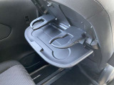 後席用のドリンクホルダー付き折りたたみ式のパーソナルテーブルが付いてます。