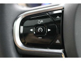 ステアリング左のスイッチは、設定された速度に自動調整しながら前方車両に追随できるアダプティブコントロールと車線の中央を走るようステアリングをコントロールするパイロットアシストのスイッチとなります。