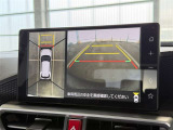 【バックガイドモニター】車両後方の映像をナビ画面に表示し、駐車などの後退操作をサポートします。