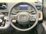 インテリアに合わせたデザインのステアリングは、運転される方のことも考え、運転しやすい形状、大きさです。是非一度、実際に触ってお確かめください。