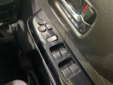 【電動格納ミラー】サイドミラーは電動格納式となっており、狭い駐車場でもキズがつくリスクを抑えられます。