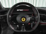 インテリアは情熱的な「Rosso Ferrari(レッド)」で彩られ、アルカンターラをあしらったカーボン製レーシングシートが、ドライバーを包み込むようにホールドします。