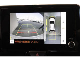 前後左右のカメラの映像を合成し、車を上から見たような視点のパノラミックビューモニター。後方の死角だけでなく左右や前方の障害物の発見もしやすくなります。