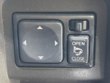【電動格納ミラー】サイドミラーは電動格納式となっており、狭い駐車場でもキズがつくリスクを抑えられます。