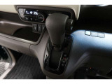 インパネシフトだから視線の移動も少なく足元もスッキリ♪運転席もゆったりしているのでゆとりを持ってドライブできますね!