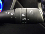 【オートライト】車外の明るさに応じて、自動的にライトの点灯・消灯をしてくれます。