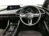 【運転席インテリアデザイン】左右対称のインテリアデザインでドライバーを包み込み運転に集中できるように設計されています。