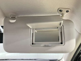 【運転席サンバイザー】鏡が付いているのでメイク直しなどにも便利★