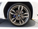 【BMWアロイホイール】軽量かつ強度に拘ったアロイホイール。走行性能ポテンシャルを引き出す設計。タイヤのサイドウォールが強化されたランフラットタイヤは、パンク時にタイヤがつぶれてもリムから外れません。