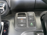 【電子制御パーキングブレーキ】スイッチ操作でパーキングブレーキをオン/オフ。発進時、運転席のシートベルトが着用されている時アクセルを踏めば自動的に解除されます。