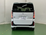 プライバシーガラスが装備されています。外を見るときには気にならずに、後方車両からは車内が見えにくくなってます