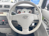 インテリアに合わせたデザインのステアリングは、運転される方のことも考え、運転しやすい形状、大きさです。是非一度、実際に触ってお確かめください。