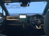 視界広々で運転しやすく、長距離の運転でも疲れません。また疲れを感じさせないまとまったインパネ周りです。
