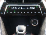 左右独立温度コントロールフルオートエアコンです。運転席、助手席それぞれで独立して温度設定ができます。冷え性の方が乗っても安心ですね♪