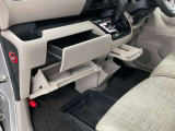 【グローブボックス】車検証や保険証、保険関連書類、整備用グローブなどの必要書類・小物を、助手席から運転席へすぐに取り出せる場所に整理して保管できます。車内の小物整理に役立ちます!
