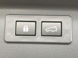 【パワーバックドア】スマートキーや運転席のボタンを押すだけでリアゲートが自動で開閉します!荷物を持っている時や、高い位置にあるバックドアを閉める際に便利な機能です♪